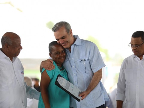 Presidente Abinader entrega 1,060 t&iacute;tulos de propiedad en Villa Central de Barahona que impactan a unas 5 mil personas