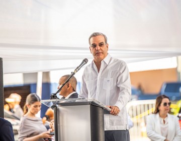 Presidente Abinader entrega m&aacute;s de 160 veh&iacute;culos a Obras P&uacute;blicas adquiridos con fondos del ahorro del peaje sombra