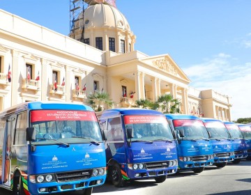 Presidente Abinader encabeza entrega 50 modernos autobuses para asociaciones de estudiantes universitarios de todo el pa&iacute;s
