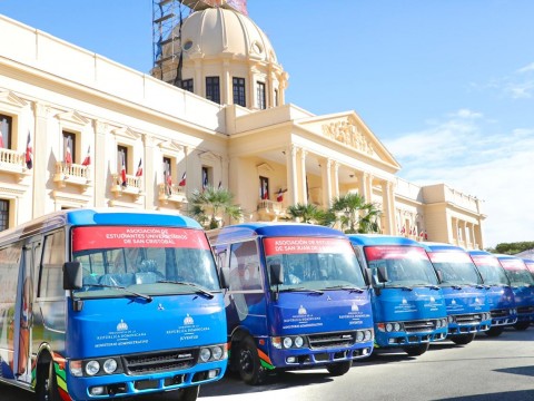 Presidente Abinader encabeza entrega 50 modernos autobuses para asociaciones de estudiantes universitarios de todo el pa&iacute;s
