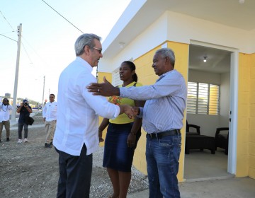 Presidente Abinader entrega 390 viviendas completamente amuebladas a familias desplazadas en Monte Grande