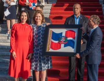 Vicepresidenta Raquel Pe&ntilde;a encabeza acto de homenaje a la Bandera Nacional