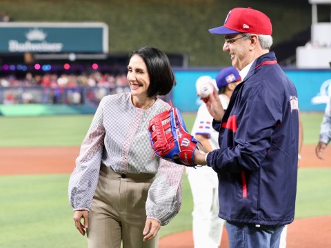 Presidente Abinader regresa al pa&iacute;s tras lanzar primera bola en Cl&aacute;sico Mundial de B&eacute;isbol