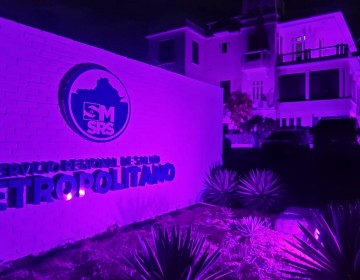 Así luce iluminado de rosa el Servicio Regional de Salud Metropolitano (SRSM)