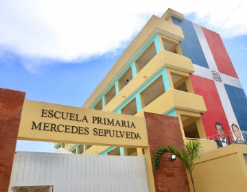 Presidente Abinader inaugura primera etapa de la escuela b&aacute;sica Mercedes Sep&uacute;lveda en el Ensanche Luper&oacute;n que beneficiar&aacute; a 800 alumnos