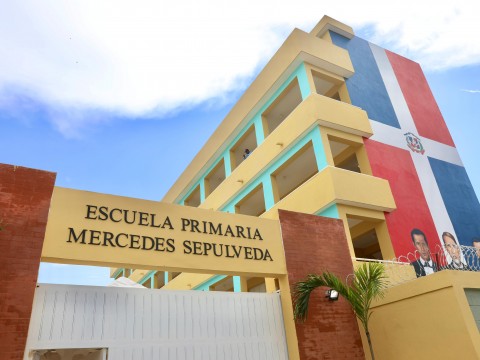 Presidente Abinader inaugura primera etapa de la escuela b&aacute;sica Mercedes Sep&uacute;lveda en el Ensanche Luper&oacute;n que beneficiar&aacute; a 800 alumnos