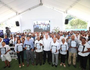 Presidente Abinader entrega m&aacute;s de 800 t&iacute;tulos de propiedad en Guayabal, Azua