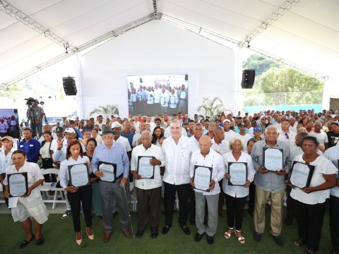Presidente Abinader entrega m&aacute;s de 800 t&iacute;tulos de propiedad en Guayabal, Azua