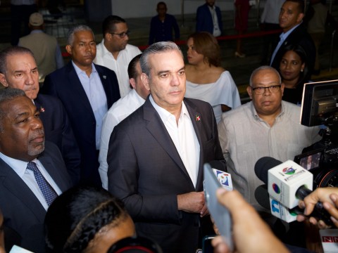 Presidente Abinader afirma que nadie en su sano juicio puede pensar que se va a privatizar la Maternidad de Los Mina