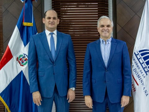Luis Miguel De Camps juramenta a Rafael P&eacute;rez De Le&oacute;n como nuevo director del INABIE