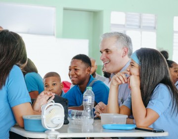 Ministro Luis Miguel De Camps motiva a j&oacute;venes a so&ntilde;ar en grande al participar en almuerzo escolar en Centro Educativo Altagracia Lucas de Garc&iacute;a, en San Crist&oacute;bal