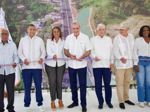 Presidente Abinader inaugura ampliaci&oacute;n a cuatro v&iacute;as de la entrada a Saman&aacute; que beneficia m&aacute;s de 110,000 personas