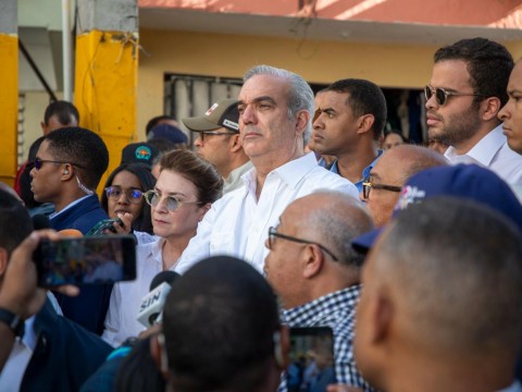Presidente Abinader contin&uacute;a supervisi&oacute;n en zonas vulnerables ante impacto de lluvias; durante visita a Los Platanitos, instruye a la alcald&iacute;a trabajar en soluci&oacute;n definitiva a la laguna que afecta la zona