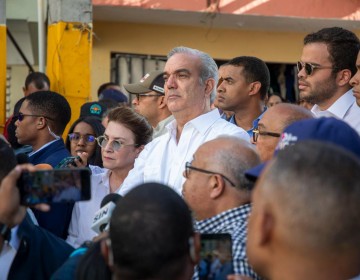 Presidente Abinader contin&uacute;a supervisi&oacute;n en zonas vulnerables ante impacto de lluvias; durante visita a Los Platanitos, instruye a la alcald&iacute;a trabajar en soluci&oacute;n definitiva a la laguna que afecta la zona