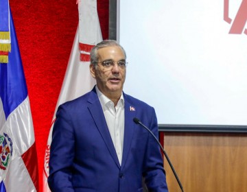 Presidente Luis Abinader aboga por un equilibrio entre eficiencia econ&oacute;mica y justicia social durante encuentro en Intec