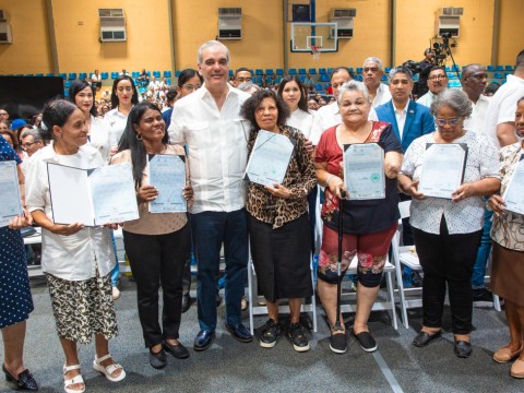  Presidente Abinader entrega en Haina 1,279 t&iacute;tulos de propiedad y beneficia 6,385 personas