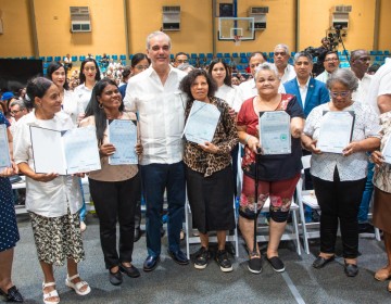  Presidente Abinader entrega en Haina 1,279 t&iacute;tulos de propiedad y beneficia 6,385 personas