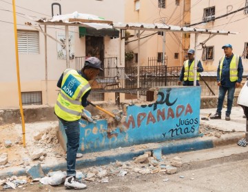 Alcald&iacute;a del Distrito Nacional elimina 11 estructuras que obstaculizaban la acera en Guachupita
