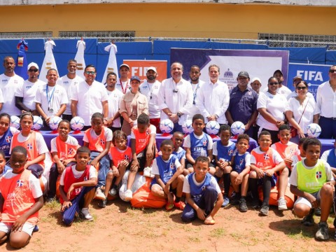  Inefi lleva utiler&iacute;a deportiva a escuelas de Pedernales y Puerto Plata