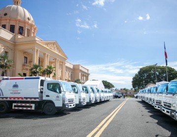 Gobierno entrega 50 camiones compactadores para fortalecer la recogida de basura y proteger la salud de la poblaci&oacute;n
