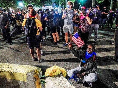 2 muertos en tiroteo en la tercera noche de disturbios en Wisconsin
