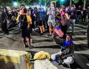 2 muertos en tiroteo en la tercera noche de disturbios en Wisconsin