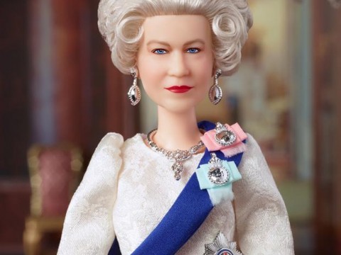 Isabel II tiene su propia mu&ntilde;eca Barbie y as&iacute; luce