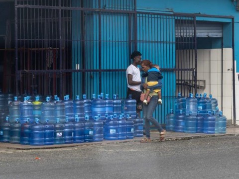 Comercios y veh&iacute;culos invaden aceras de Santo Domingo, poniendo en riesgo a peatones