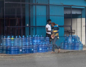 Comercios y veh&iacute;culos invaden aceras de Santo Domingo, poniendo en riesgo a peatones