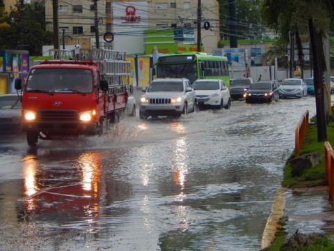 Volver&aacute;n los aguaceros y tronadas esta tarde por vaguada