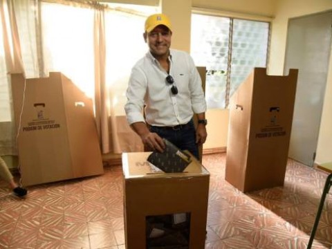 Abel Martinez vot&oacute; a solo minutos de cerrar las jornada electoral, confiado de que ganar&aacute; con mas de 20 puntos sobre los dem&aacute;s candidatos