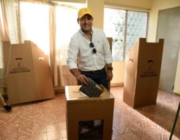 Abel Martinez vot&oacute; a solo minutos de cerrar las jornada electoral, confiado de que ganar&aacute; con mas de 20 puntos sobre los dem&aacute;s candidatos