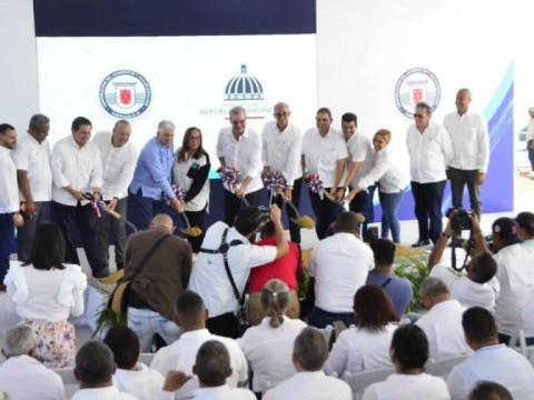 Presidente Abinader inicia trabajos de agua potable y entrega apartamentos en Santiago