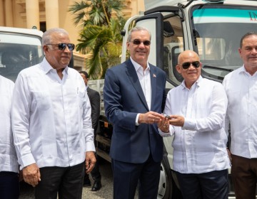 Presidente Abinader entrega 25 veh&iacute;culos al Inespre para ampliar la distribuci&oacute;n de alimentos