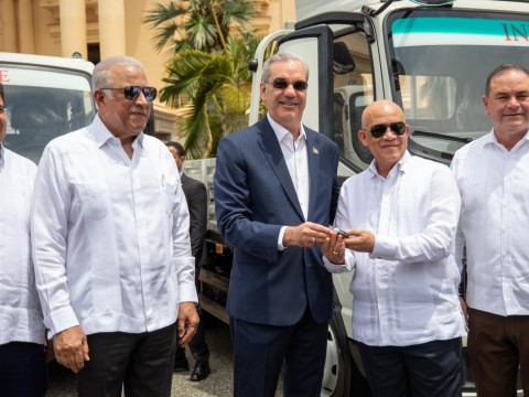 Presidente Abinader entrega 25 veh&iacute;culos al Inespre para ampliar la distribuci&oacute;n de alimentos