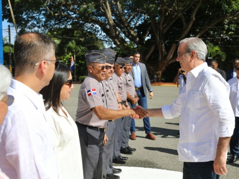 Abinader agradece contribuci&oacute;n de la Polic&iacute;a Nacional a la consolidaci&oacute;n de la paz