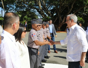 Abinader agradece contribuci&oacute;n de la Polic&iacute;a Nacional a la consolidaci&oacute;n de la paz