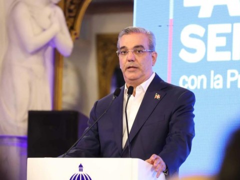 Abinader sobre plan piloto de reducci&oacute;n de horas laborales: "C&oacute;digo laboral no se cambia"