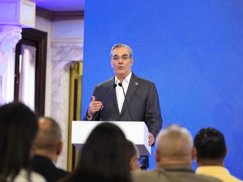 Abinader asegura que servicios en dependencias p&uacute;blicas han mejorado