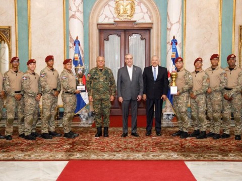 Presidente Abinader recibe y felicita en el Palacio Nacional a campeones dominicanos de Fuerza Comando Paraguay 2026