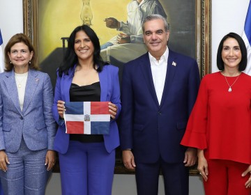 Presidente Abinader recibe a Thais Herrera en el Palacio Nacional, primera dominicana en escalar la cima del Monte Everest