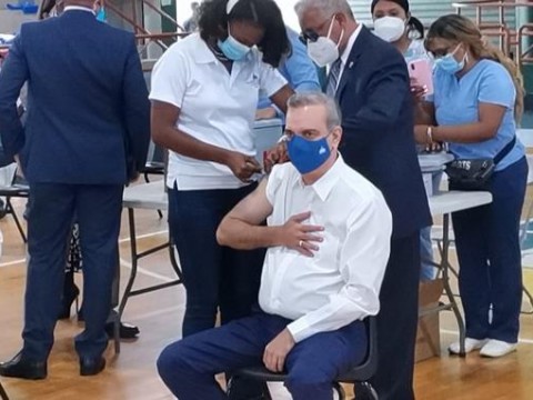 Presidente Abinader recibe tercera dosis de vacuna contra el COVID-19