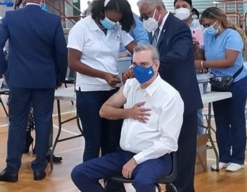 Presidente Abinader recibe tercera dosis de vacuna contra el COVID-19