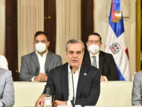 Abinader revela que sus hijas tambi&eacute;n est&aacute;n &ldquo;cansadas&rdquo; del toque de queda