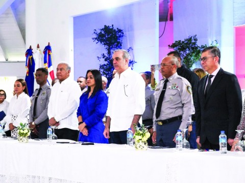 Abinader valora reforma policial en graduaci&oacute;n de 1,016 agentes