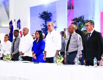 Abinader valora reforma policial en graduaci&oacute;n de 1,016 agentes