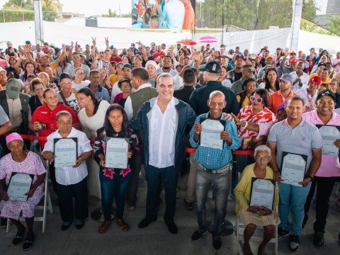 Presidente Abinader entrega 1,183 t&iacute;tulos de propiedad en El Pocito, Montecristi