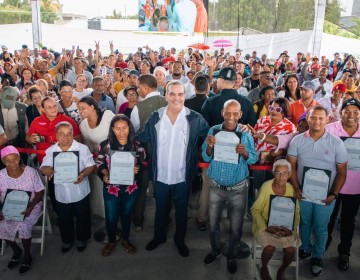 Presidente Abinader entrega 1,183 t&iacute;tulos de propiedad en El Pocito, Montecristi