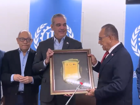 Presidente Abinader recibe reconocimiento en acto de la OIT en Ginebra, Suiza por su respaldo a los derechos, dignidad y bienestar de la clase trabajadora