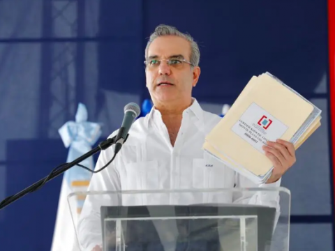 Abinader entrega 535 t&iacute;tulos en Monte Plata; cada uno cost&oacute; RD$80 mil